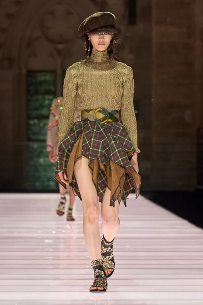 Look 32